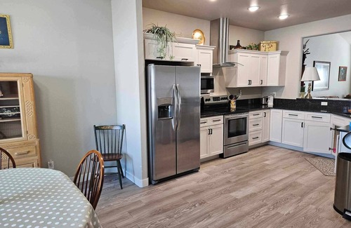 Sheridan House | Quiet, newer construction town home near the walking path network in Sheridan.