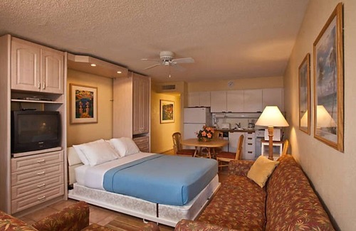 Holmes Beach Resort | Quiet Oceanfront Resort located on Anna Maria Island May 3- May 10, 2025