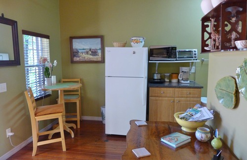 Altamont Manor Cottage | Quiet, private studio apt, screened porch, covered parking, garden sitting area!