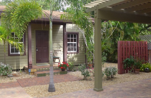 Altamont Manor Cottage | Quiet, private studio apt, screened porch, covered parking, garden sitting area!