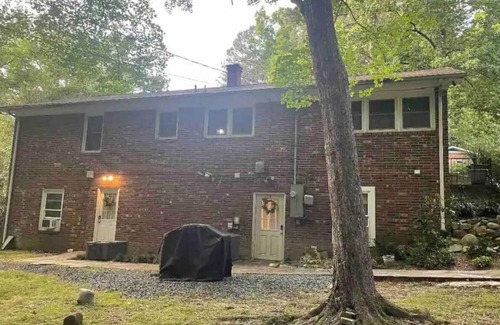 Chapel Hill Apartment | Quiet, quaint 2 bedroom 2 bath upstairs apartment 3.5 miles from UNC