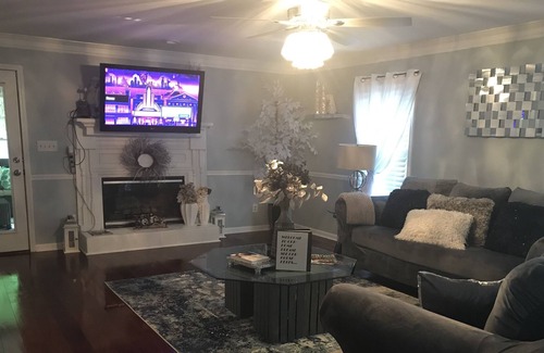 Fairburn Bed & Breakfast | Quiet Quaint Work Relax Retreat- 9 mins from Chattahoochee Event Center