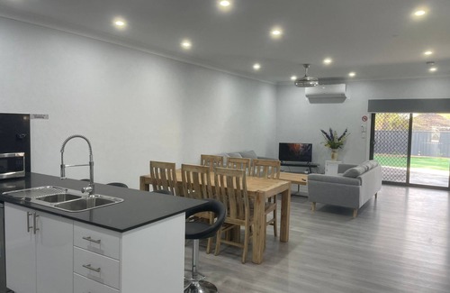 Mount Druitt House | Quiet Spacious Family House Mt Druitt - 11 bedrooms