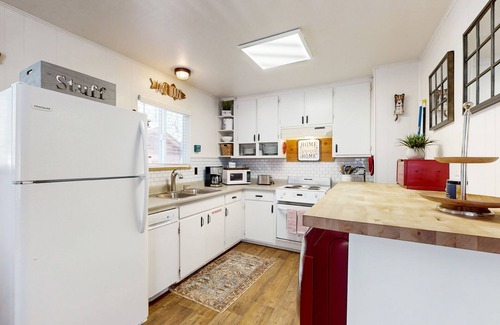 Tahoe Island House | Quiet & Sunny Retreat - Near Camp Richardson & Bike Path