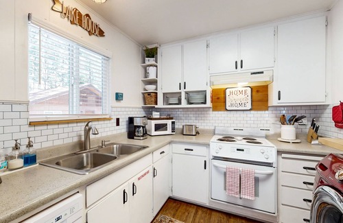 Tahoe Island House | Quiet & Sunny Retreat - Near Camp Richardson & Bike Path