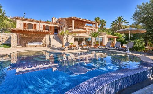 Buger Villa | Quiet Villa in Buger with amazing pool, paddle court and nice garden