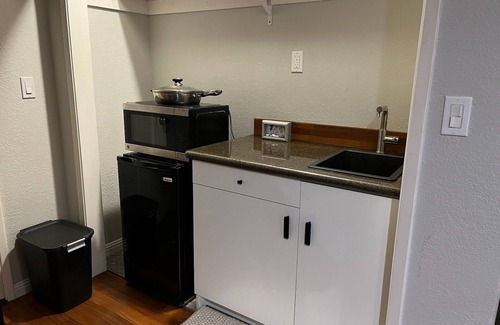 Willow Glen Apartment | Quiet Willow Glen studio. 15 minute walk to to grocery and restaurants