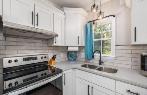 High Point House | Quietude Place, Stylish 2 Bedroom House with Full Kitchen