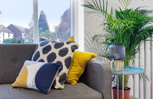 Edgware Cottage | Quirky 3 Bedroom 2 Bathroom Cottage with parking- Edgeware