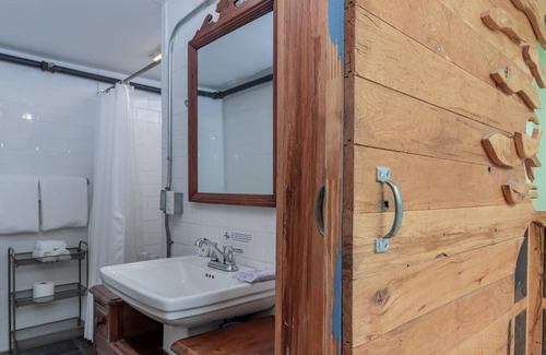 Pittsboro Bed & Breakfast | Quirky Fun B&B: Tree House Unit- Pet friendly