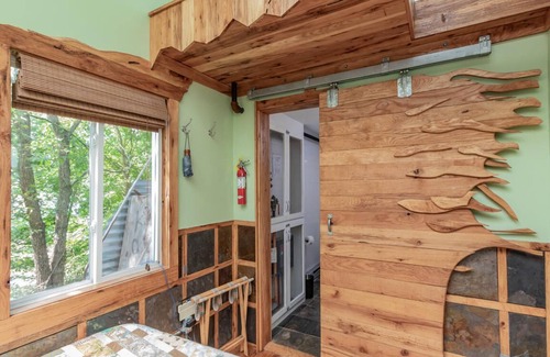 Pittsboro Bed & Breakfast | Quirky Fun B&B: Tree House Unit- Pet friendly