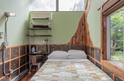 Pittsboro Bed & Breakfast | Quirky Fun B&B: Tree House Unit- Pet friendly