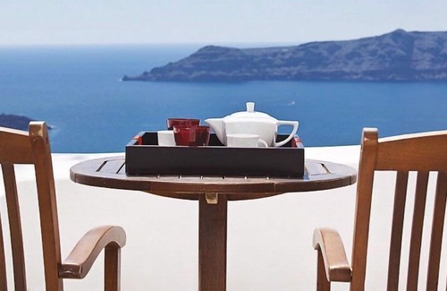 Firostefani Apartment | R 1158 Bishop’s Cave Studio With Bathroom with Jacuzzi, Safe Deposit Box & Shared Balcony