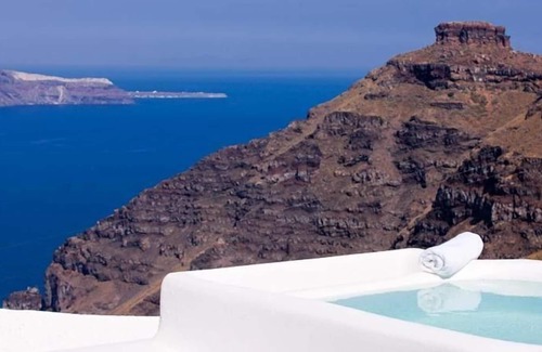 Firostefani Apartment | R 1158 Bishop’s Cave Studio With Bathroom with Jacuzzi, Safe Deposit Box & Shared Balcony