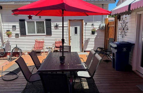 Guttenberg House | R-Lodge Getaway