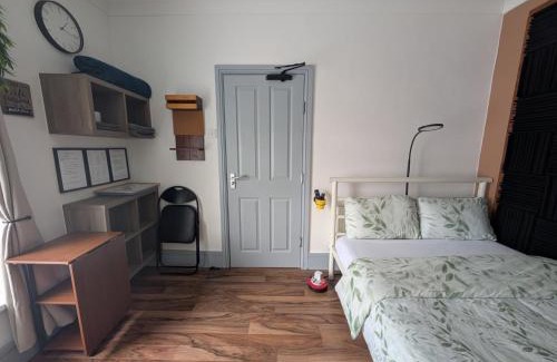 Cwmbrwla House | R4 - New Relaxing Double - City & Beach Access, WIFI, Free Parking - Self Catering