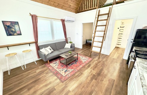 Groveoak Cabin | Rabbit Luxury Tiny Cabin on Lake with Play Area