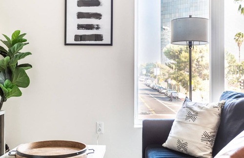 Westlake Apartment | Radiant Studio in Los Angeles with Rooftop Park