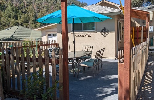 Placerville Cottage | Rafting, kayaking, fishing river retreat. Private river access/outdoor patio
