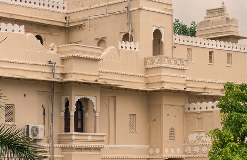 Bhindar Apartment | RajMahal- Live Like Royalty 446-Year-Old Stay 7BR -Homeyhuts