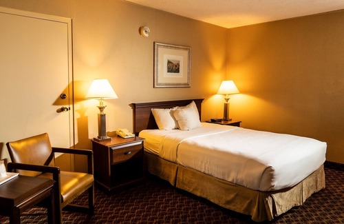 Downtown Hotel | Ramada Hotel & Convention Center by Wyndham Topeka Downtown