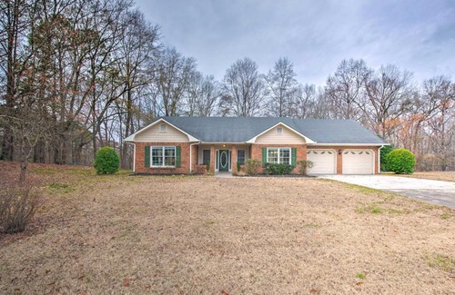 Euharlee House | Ranch Home with Front Porch on Etowah River!