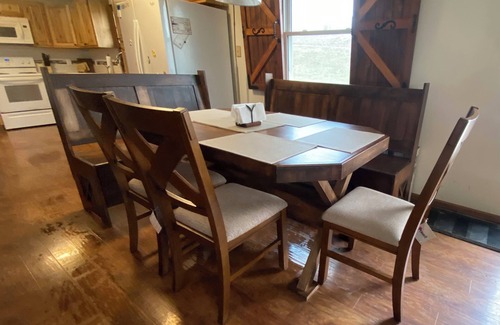 Kent Other | Ranch style farmhouse lodging with upper and lower bedrooms, one and half bath