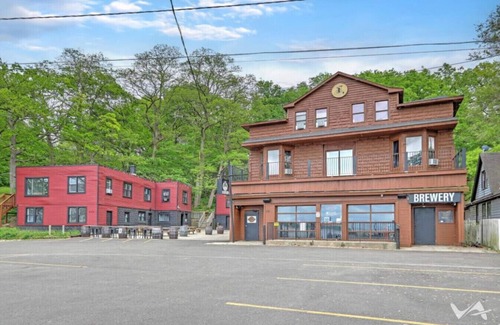 Fox Lake Apartment | Randolph Hotel Capone Suite 201