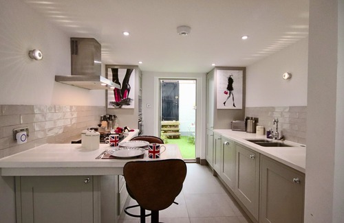 Churchill Apartment | RARE SUMMER OUTSIDE SPACE SW1! WALK TO BUCK PALACE, RIVER, METROS, CAFES & PUBS!