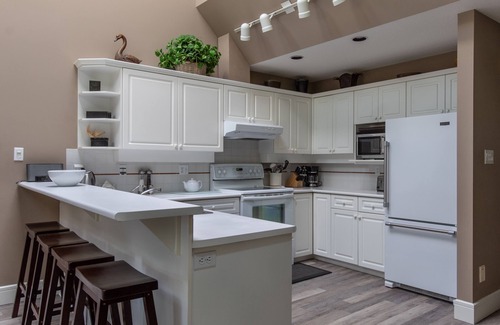 Regional District of Nanaimo House | Rathtrevor Beachfront. Deluxe 3 bed, 2 ba Tanglewood condo on beach level.