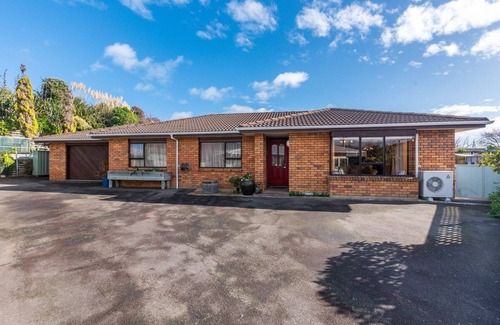 Raumati Beach House | Raumati DelightnWalk to the beach, play area & village. Comfy, family feel home