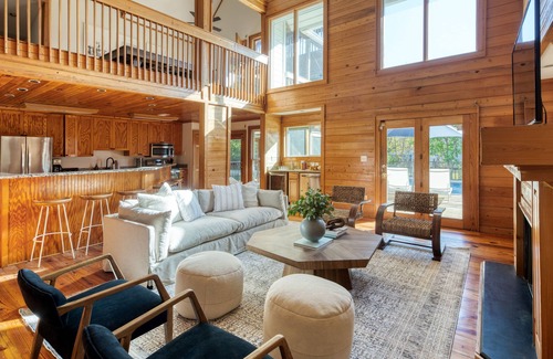 Sullivan's Island Cabin | Raven by AvantStay | Entertainers Dream w/Pool, Hot Tub, Game Room! 9 BRs!