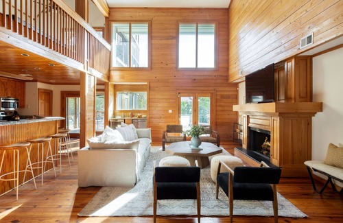 Sullivan's Island Cabin | Raven by AvantStay | Entertainers Dream w/Pool, Hot Tub, Game Room! 9 BRs!