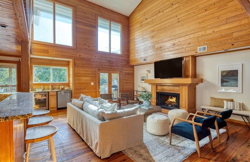 Sullivan's Island Cabin | Raven by AvantStay | Entertainers Dream w/Pool, Hot Tub, Game Room! 9 BRs!