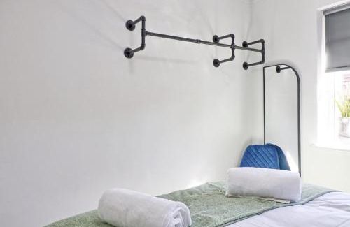 Thundersley House | Rayleigh Weir - Luxury 3 bedroom house with games room