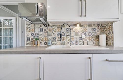 Thundersley House | Rayleigh Weir - Luxury 3 bedroom house with games room