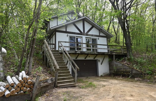 Norwalk Cabin | Ready to become a real love bird? Beautiful cabin to wake up hearing song birds