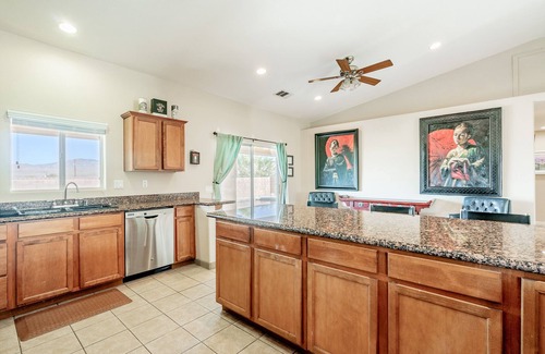 Desert Hot Springs House | ⛱Real Mineral Water Hottub+Pool⛱Game Room💜Purple Sleep Experience💜420/PET OK