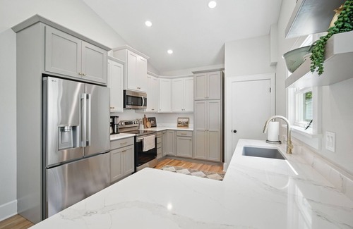 Waveland Park House | Recently Remodeled! Charming 2-bedroom bungalow in terrific DSM neighborhood