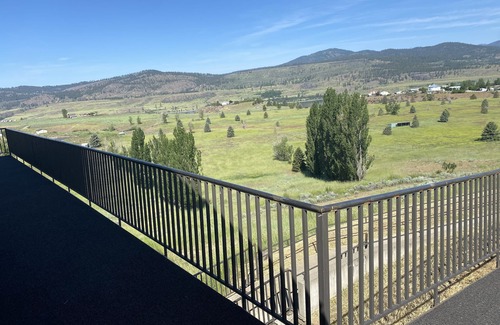 Davenport Apartment | Recently Renovated and Now Open For You To Stay! Close to the Water