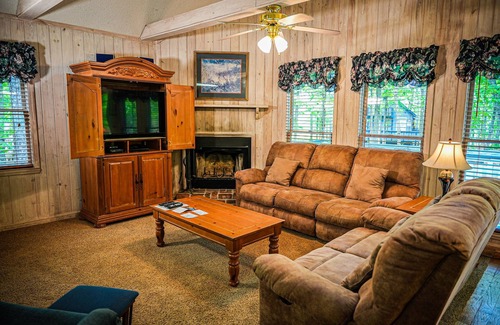 Pine Mountain Cabin | Reconnect with family in this chalet near our recreation area