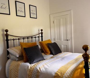Enniskillen House | Rectory Cottage. Close to Enniskillen and lakes.