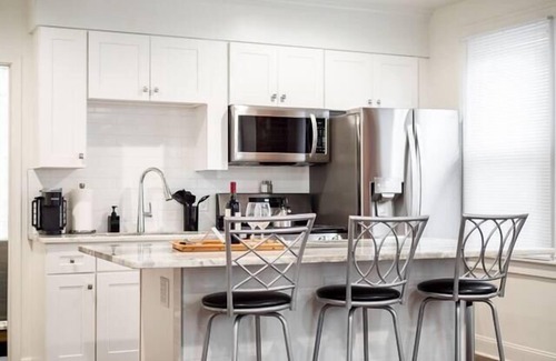 Merion Village Apartment | Red Brick Getaway - Columbus