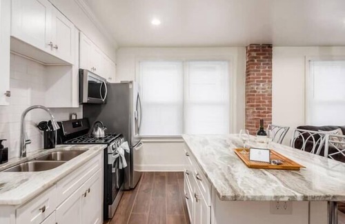 Merion Village Apartment | Red Brick Getaway - Columbus
