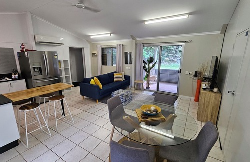 Dundee Beach House | Red Dog's Retreat and Pup with a pool, WiFi & ocean views, sleeps 6