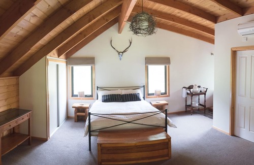 Porepunkah Cabin | Red Earth Lodge - secluded bushland setting