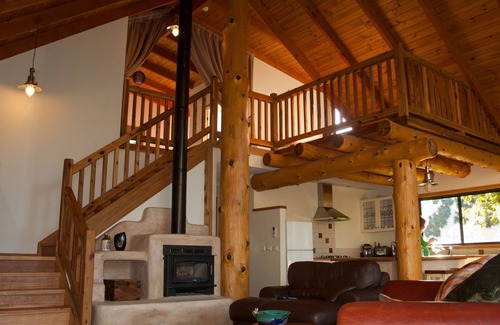 Porepunkah Cabin | Red Earth Lodge - secluded bushland setting