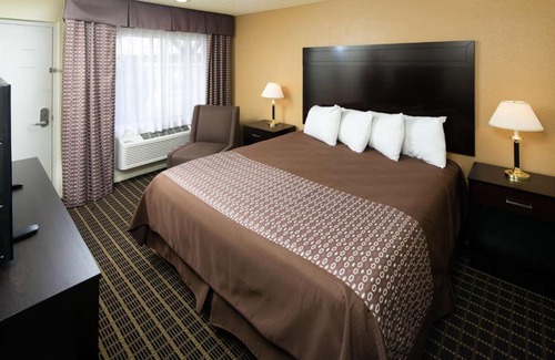 Bechelli Hotel | Red Lion Inn & Suites Redding