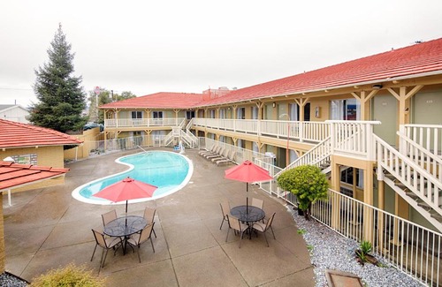 Bechelli Hotel | Red Lion Inn & Suites Redding