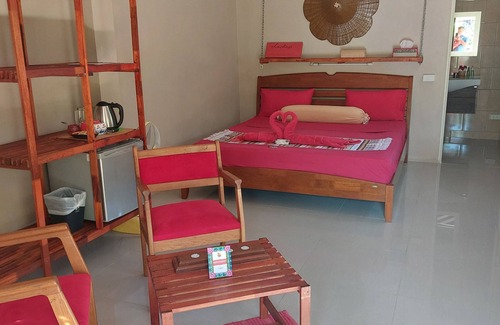 Bai Lan Bed & Breakfast | Red Moon Hideaway